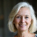 Foto di un cliente soddisfatto, donna anziana serena