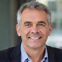 Ritratto di Marco Bianchi, un uomo di circa 50 anni con capelli grigi, che sorride con un'espressione serena e fiduciosa.